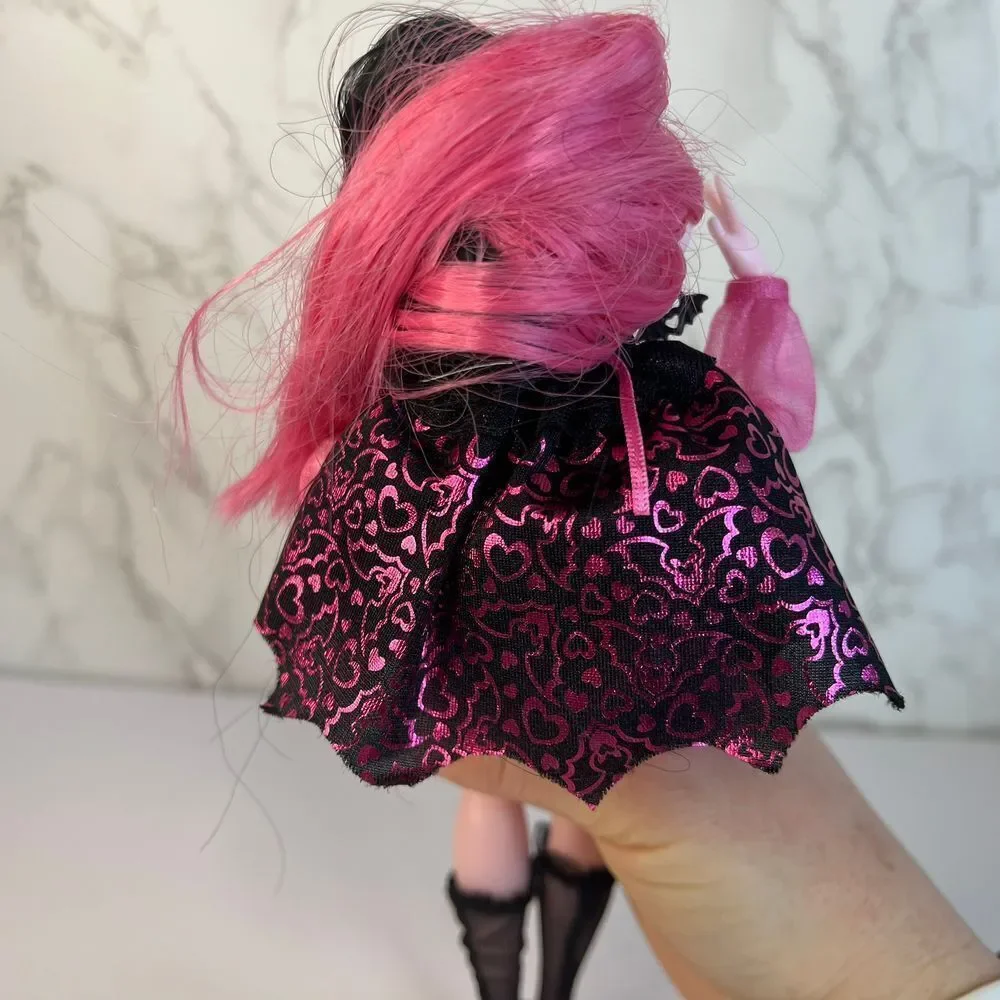 Monster High‎ G3 Draculaura Wave 1 Doll w/ Cape, Backpack, Shoes, Ring, & More